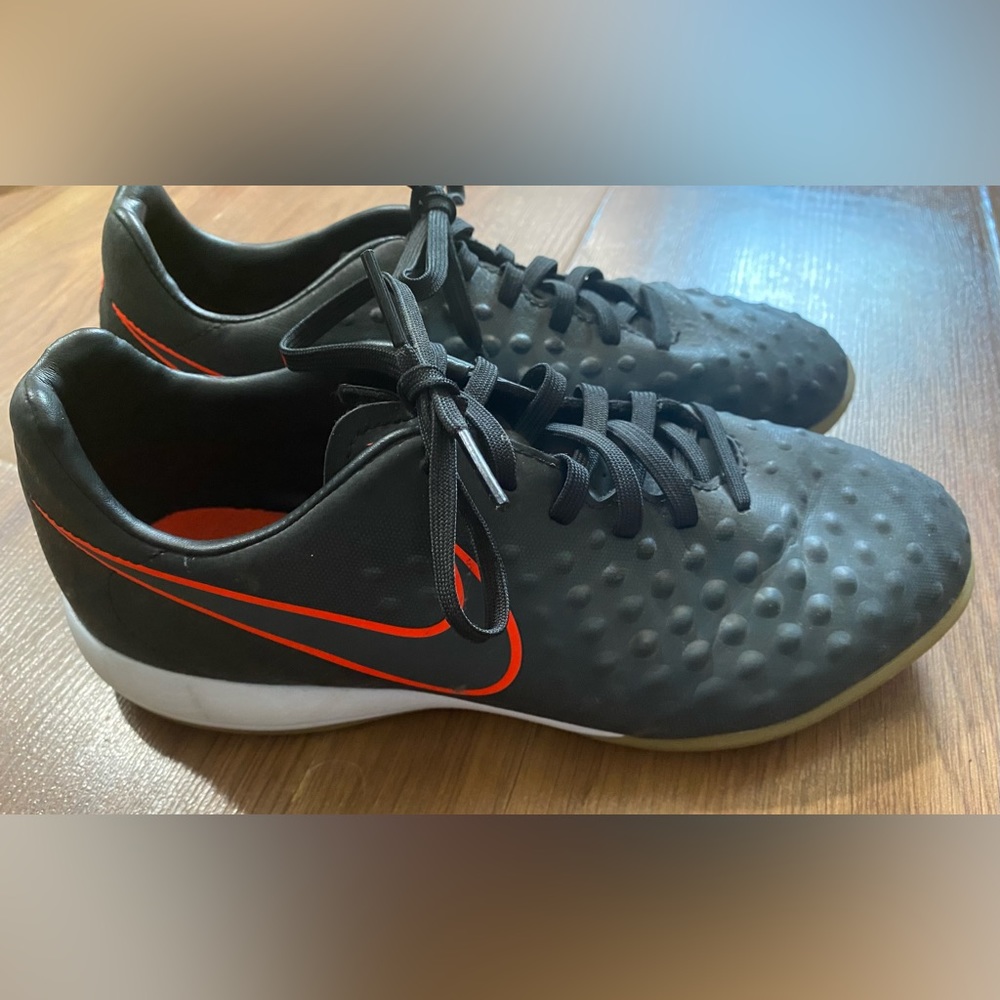 Nike Youth MagistaX Onda II Indoor Soccer Shoes Black/Total Crimson